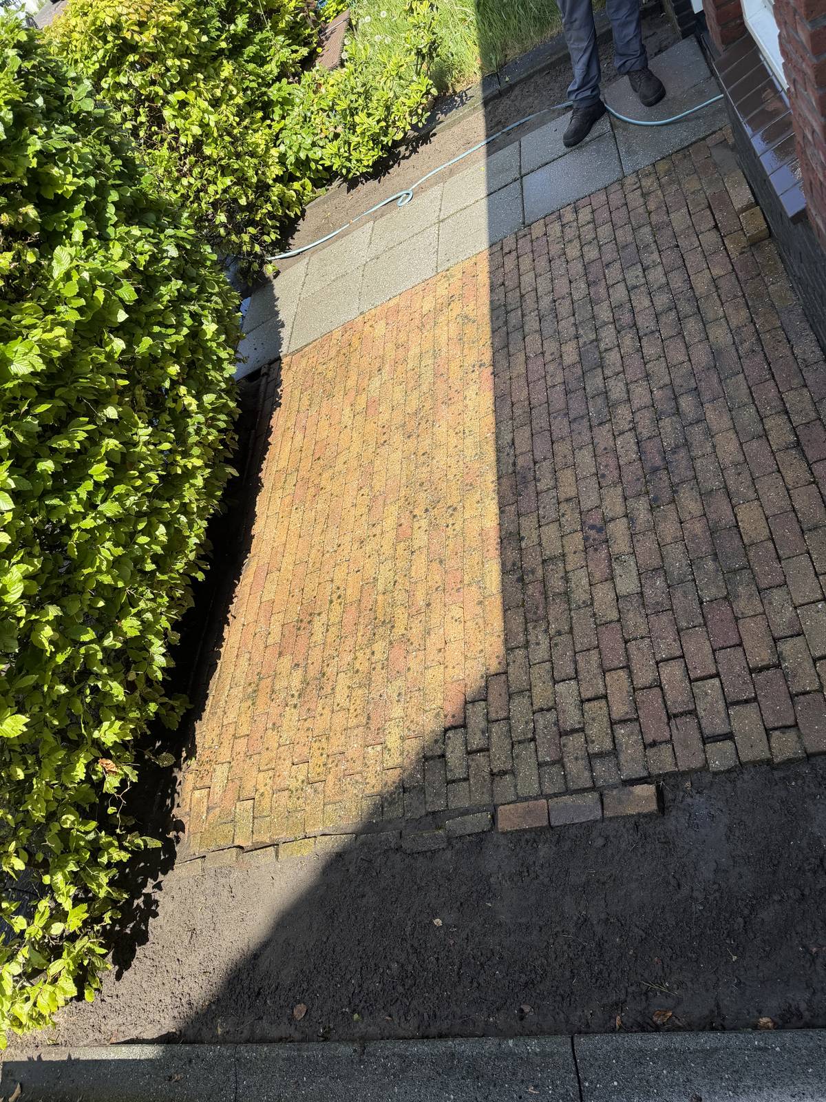 TuinToppersPro reinigt bestrating met hogedrukapparatuur