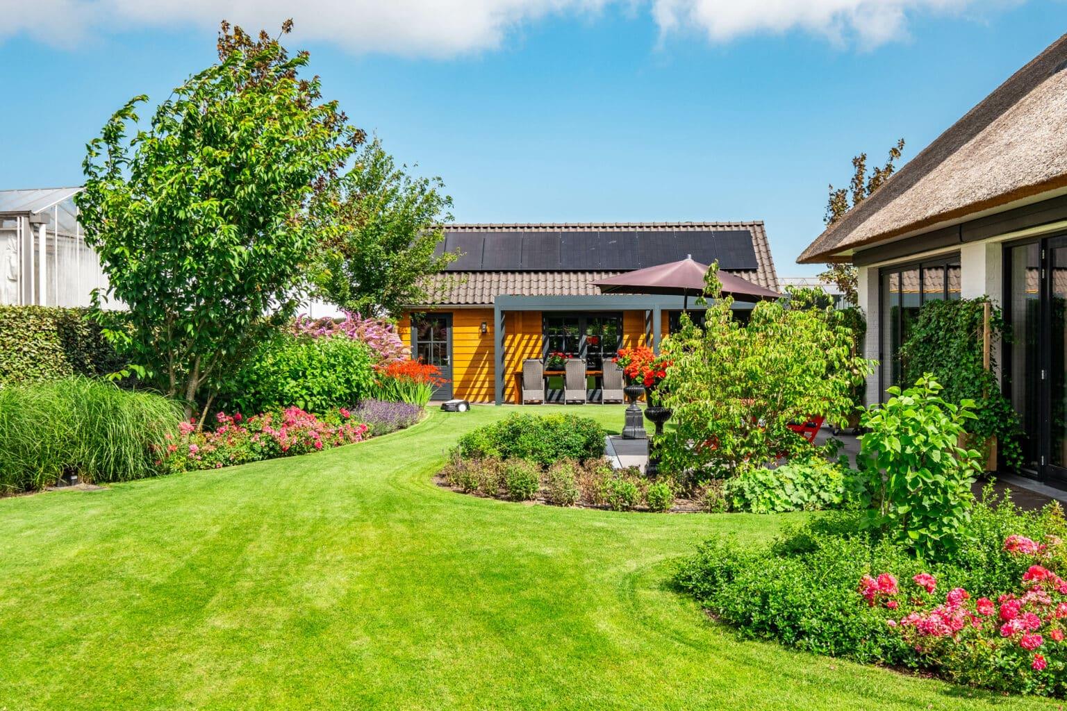 Strak aangelegde tuin met terras door TuinToppersPro