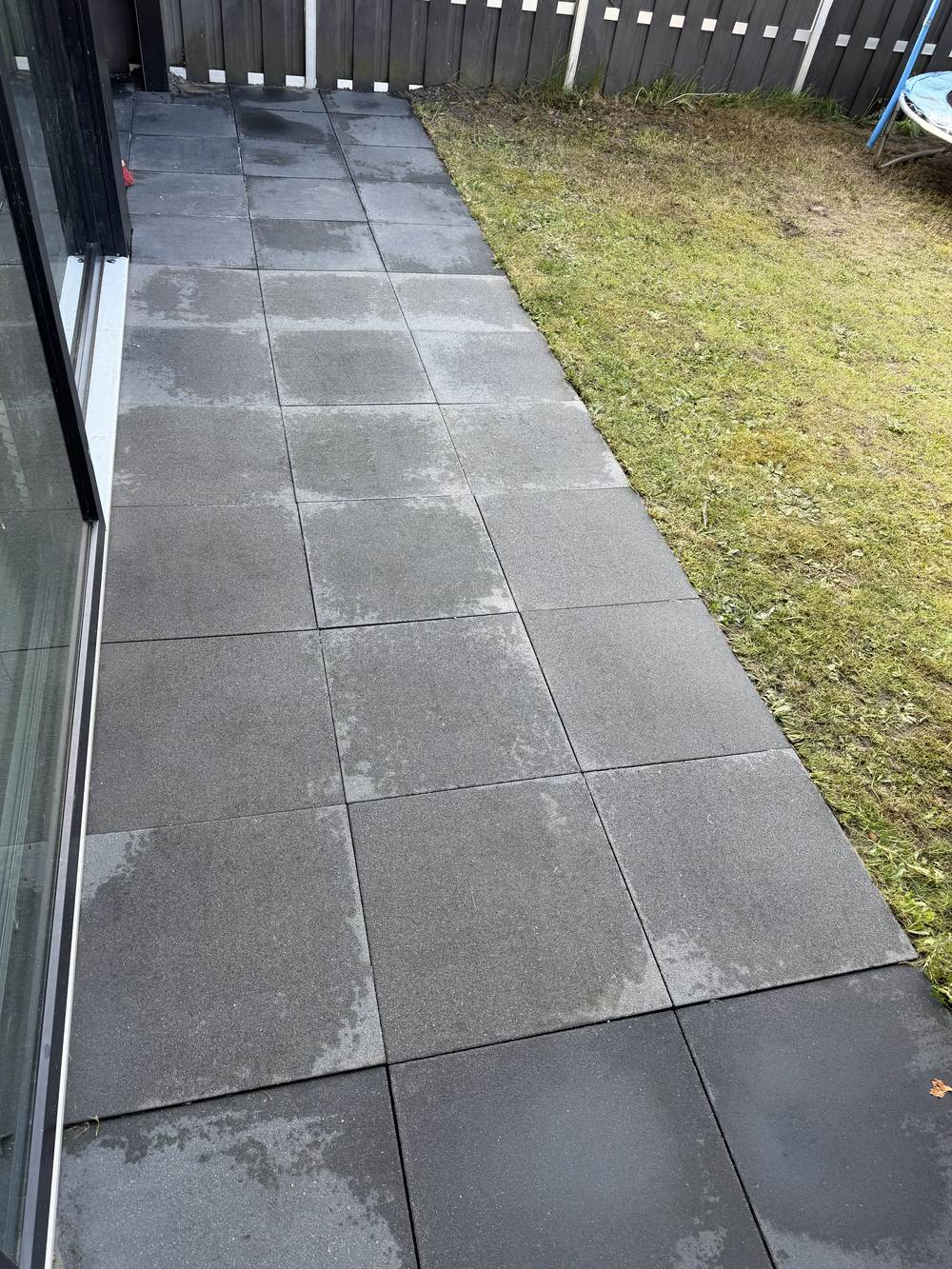 Terras ná hogedrukreiniging — schoon en fris