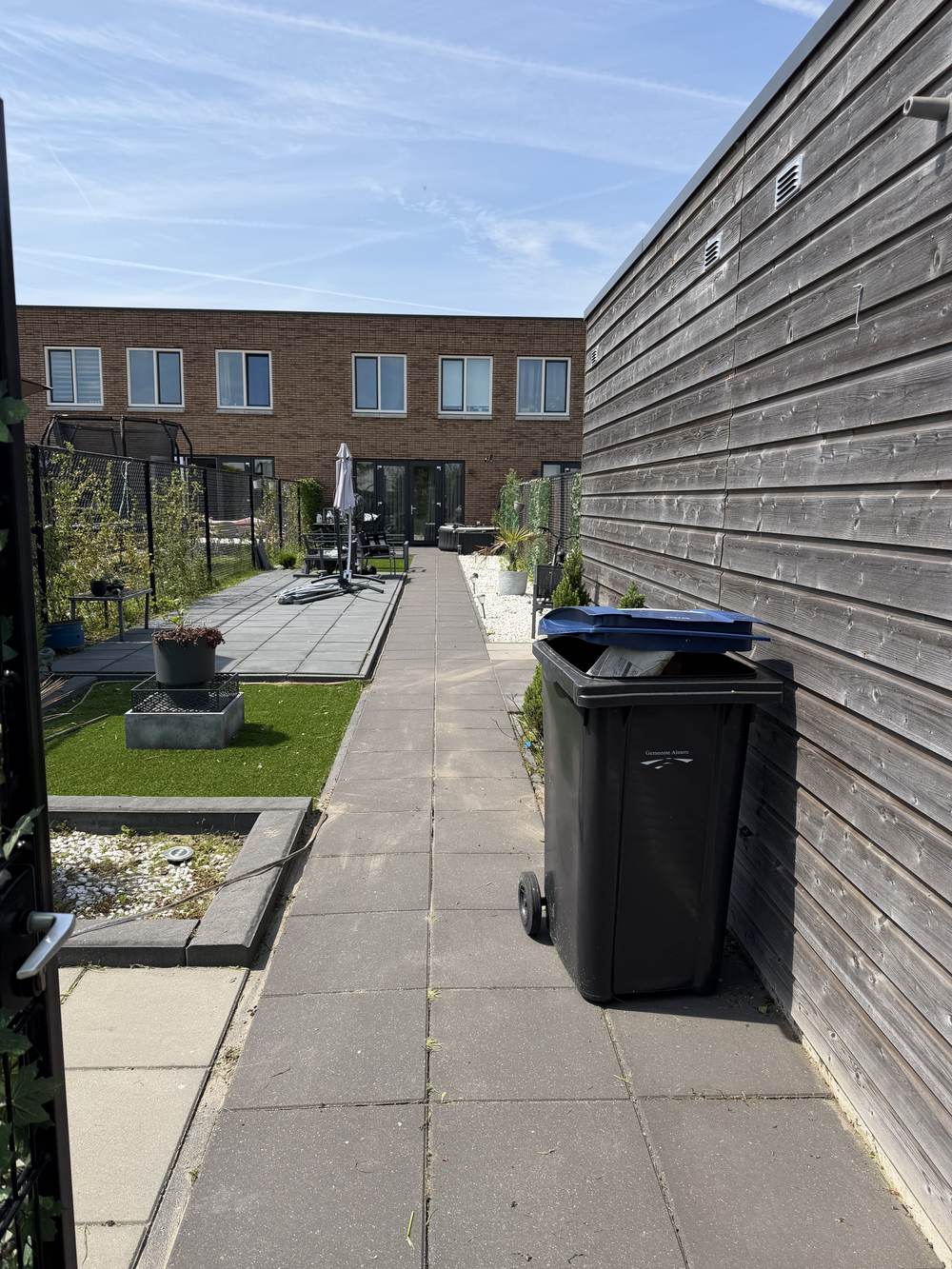 Tuinpad ná behandeling — volledig onkruidvrij